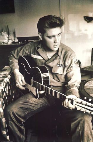 Poster: Elvis Presley - Playing Guitar