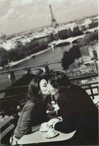 Paris Lovers Kissing Poster