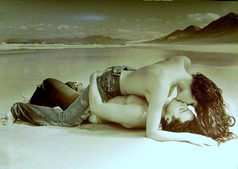 COUPLE ON THE BEACH PASSION 24x36 POSTER